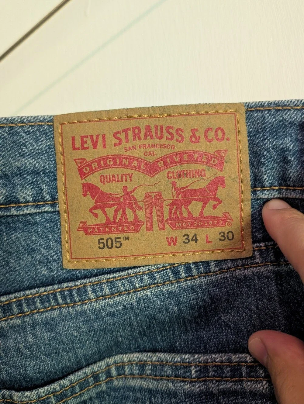 Levis 505 Jeans Mens 34x30 Blue Medium Wash Regular Straight Denim Pants Casual